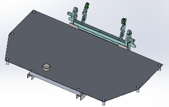 Konstruktionsdarstellung eines flachen Bodenelements mit abgeschrägter Ecke, Befestigungspunkten an der Unterseite und einem aufgesetzten Profilträger.