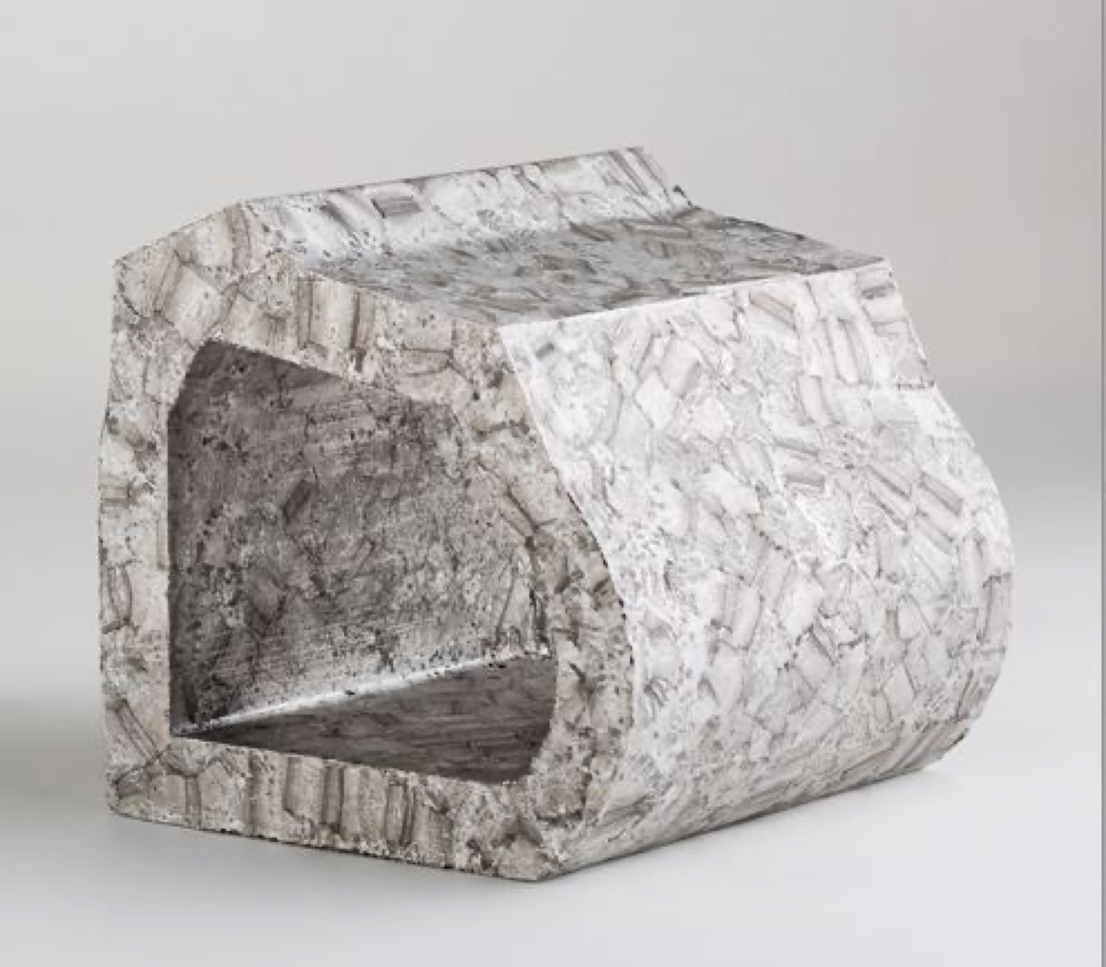 Ein tunnelförmiges Formteil aus Aluminiumschaum mit durchgehendem rechteckigem Kanal; die Außenflächen sind grob facettiert, die Innenflächen des Kanals glatter.