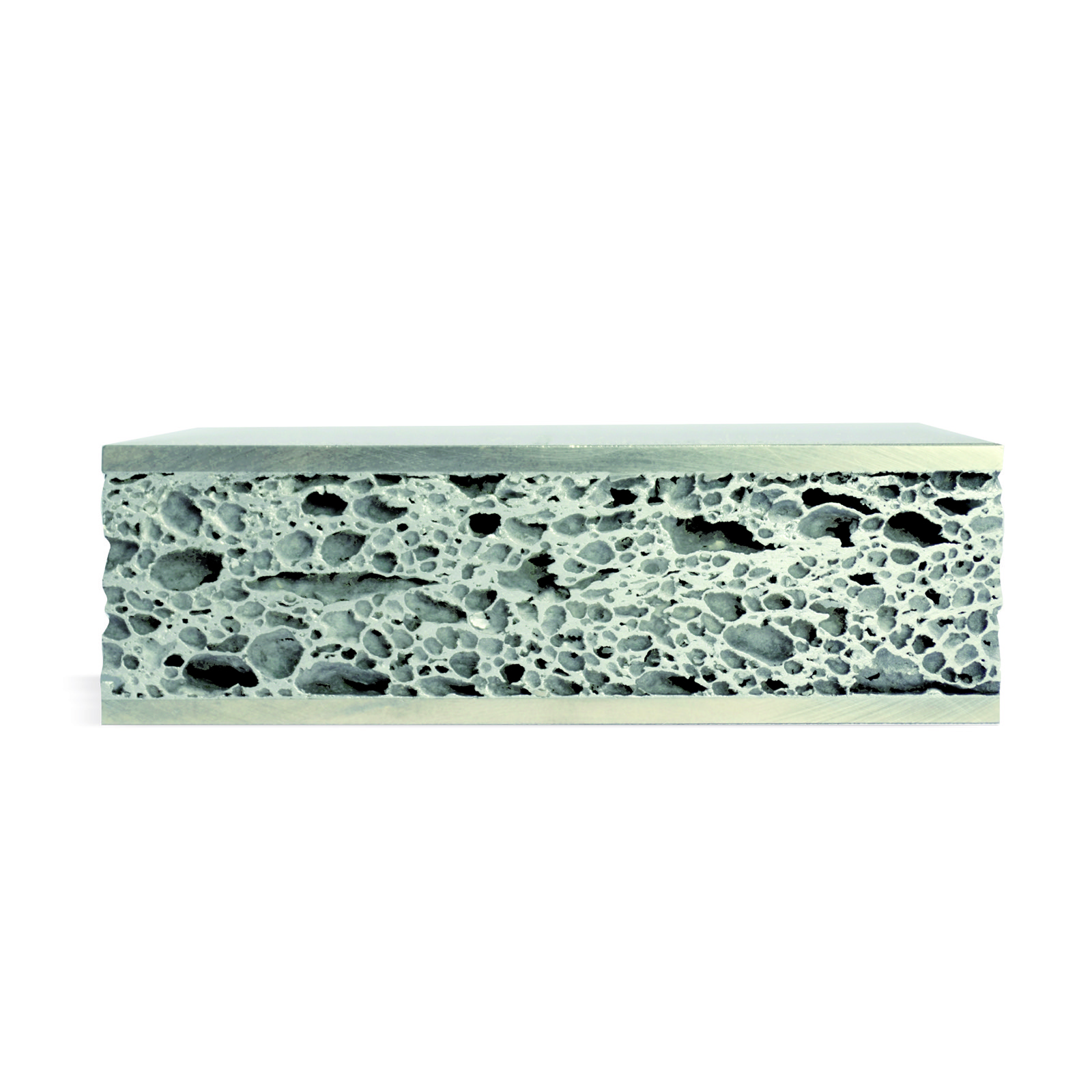 Die Schnittfläche eines Sandwichabschnitts von der Seite: ein dicker Aluminiumschaumkern mit unregelmäßigen Poren, oben und unten von je einer dünnen, glatten Decklage eingefasst.